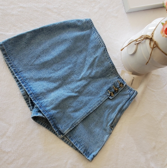 Women shorts - Picture 3 of 11